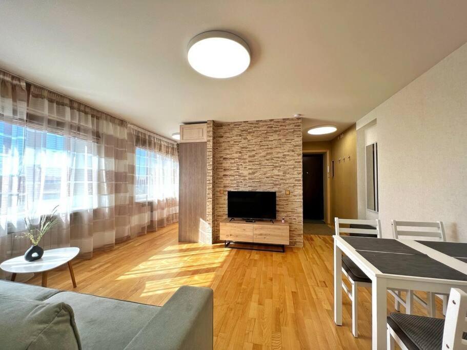 New Apartment With A View In The Town Center Narva Esterno foto