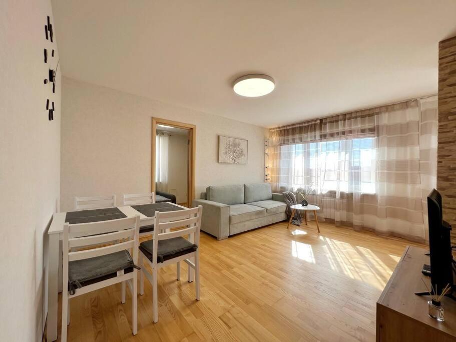 New Apartment With A View In The Town Center Narva Esterno foto
